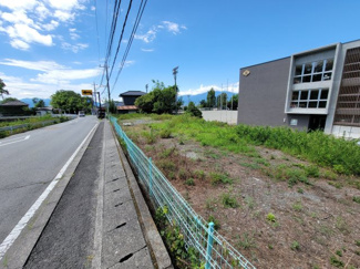 【外観】 | 甲府市古府中町 建築条件なし売地　敷地159坪・整形地 | 県道（歩道付き）