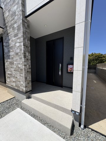 【玄関】 | 福岡市南区鶴田2丁目6期　1号棟（全4区画）【仲介手数料無料・0円】 | 施工例。施工例は完成時と異なる場合があります。