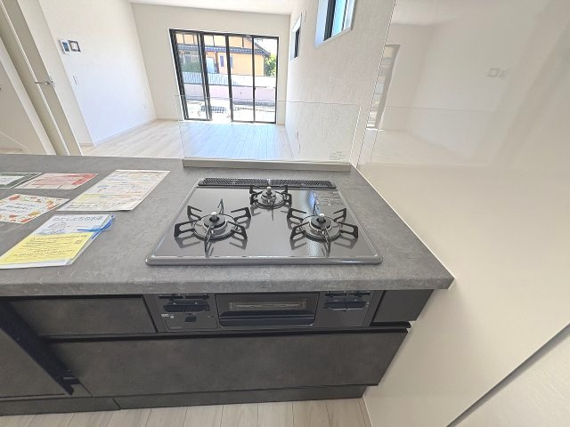 【キッチン】 | 福岡市南区鶴田2丁目6期　1号棟（全4区画）【仲介手数料無料・0円】 | 施工例。施工例は完成時と異なる場合があります。