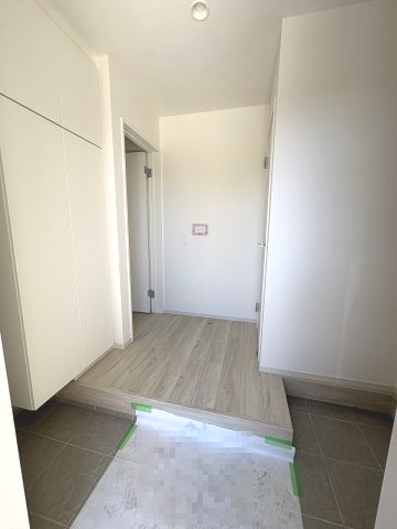 【玄関】 | 福岡市南区鶴田2丁目6期　1号棟（全4区画）【仲介手数料無料・0円】 | 施工例。施工例は完成時と異なる場合があります。