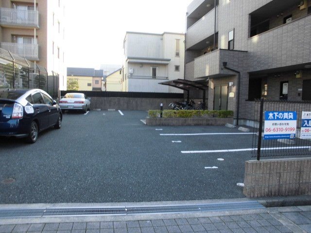 アンプルールフィギュールの駐車場