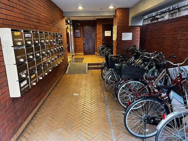 鳥越尾形シャルムのエントランス
