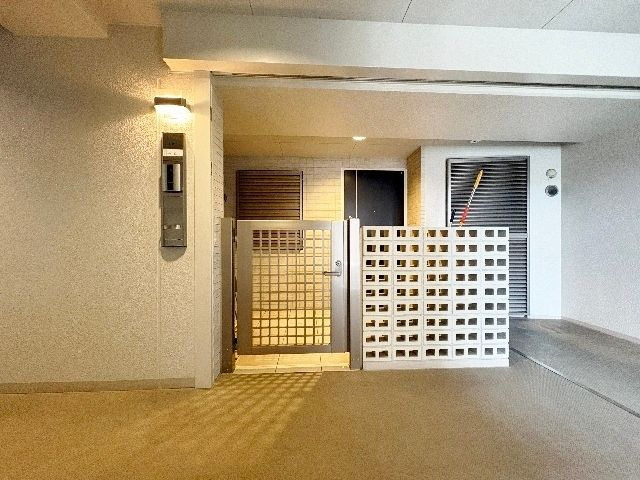 エスコートランズ門真元町のエントランス