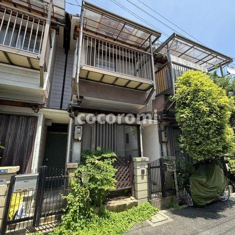 朝日町貸家のエントランス