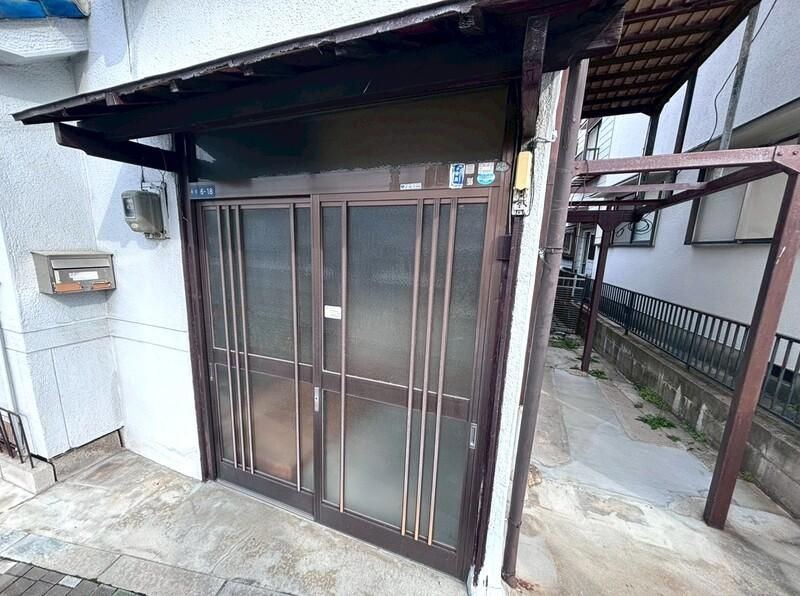 門真市寿町貸家の玄関