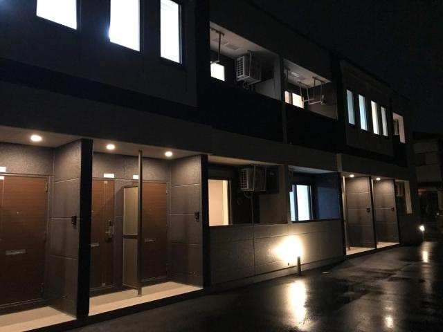 加古川市尾上町口里のアパートの外観|外観写真（夜）