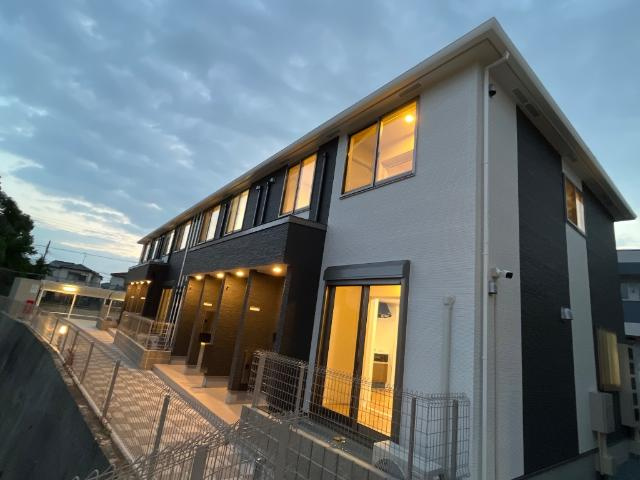 加古川市平岡町土山のアパートの外観|外観写真（夜）