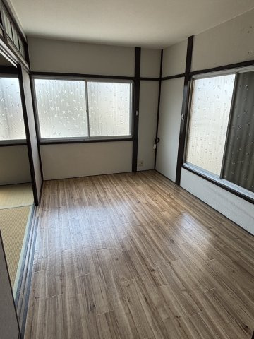 高柳2丁目大型倉庫付貸家の居間・リビング