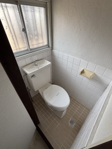 高柳2丁目大型倉庫付貸家のトイレ