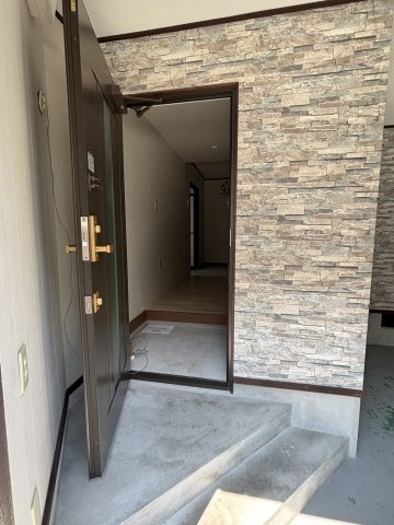 高柳2丁目大型倉庫付貸家の玄関