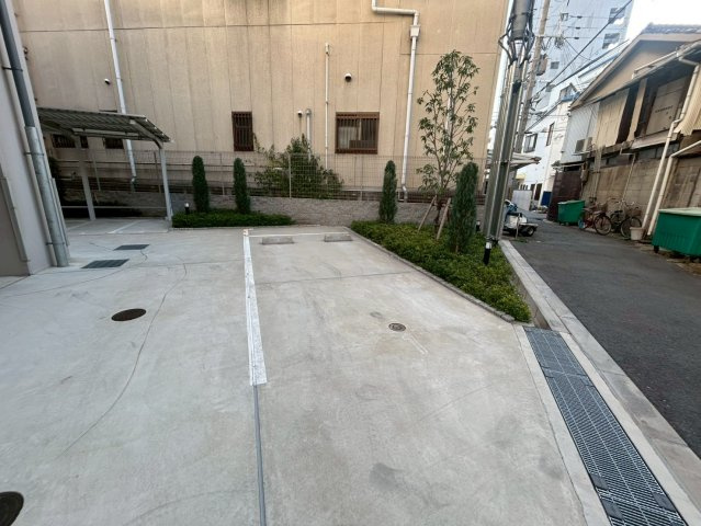 セレニテ福島アリアの駐車場