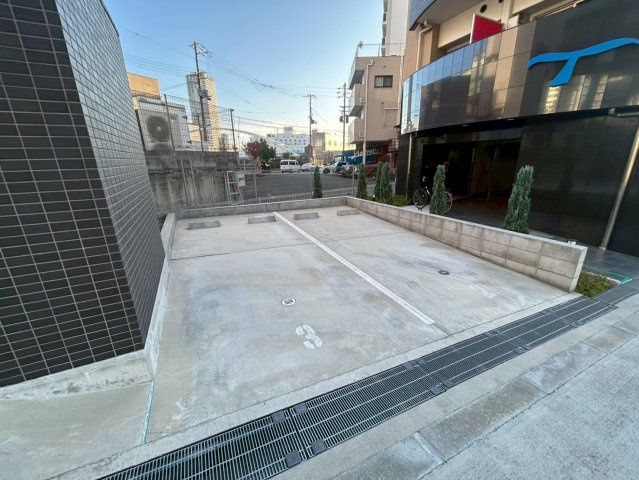 セレニテ福島アリアの駐車場