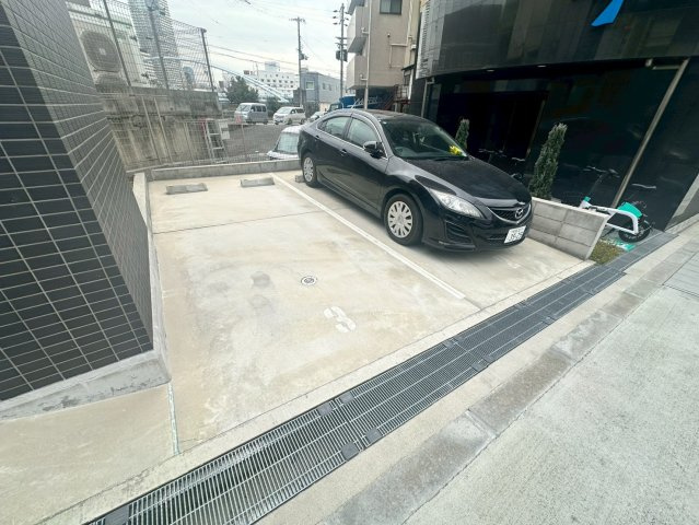 セレニテ福島アリアの駐車場