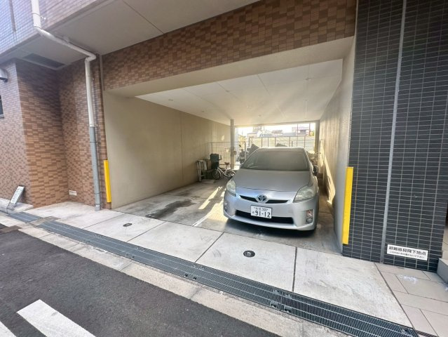 セレニテ福島カルムの駐車場