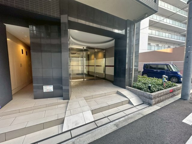 セレニテ福島カルムのエントランス