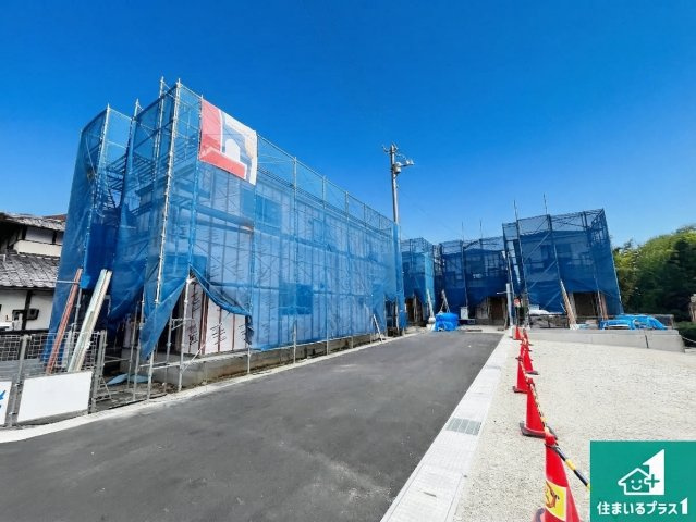 亀岡市古世町　第4期　新築一戸建ての前面道路含む現地写真