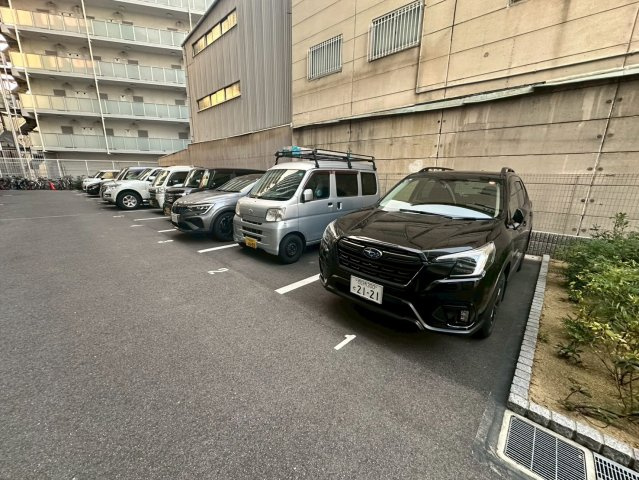 セレニテ福島プリエの駐車場