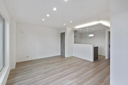 【秀光ビルド】 瑞穂区雁道町三丁目の居間・リビング|2階15.9帖LDKは光と木の温もり溢れるモダン空間。お折り下げ天井には間接照明付き
高断熱仕様で一年中快適な温度を保ち、大きな窓とバルコニーで開放的な私時間を満喫。