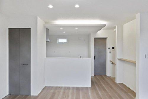 【秀光ビルド】 瑞穂区雁道町三丁目の居間・リビング|家事導線も考えられているリビング空間
急なお客様やお風呂の管理もキッチン近くのモニターで楽々対応可能
キッチンから家族の様子も見守れる安心の住まいです