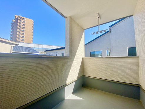 あと1邸【秀光ビルド】刈谷市東刈谷駅南　野田町新上納　１号棟のバルコニー|１号棟　約3帖の南東向きのバルコニー日当たり良好です。