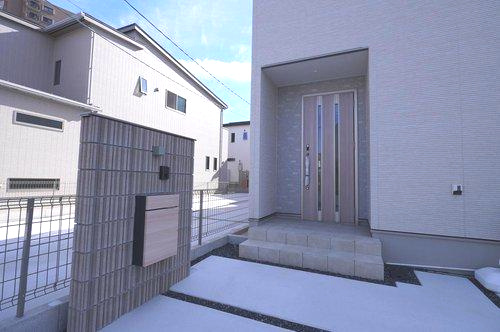 あと1邸【秀光ビルド】刈谷市東刈谷駅南　野田町新上納　１号棟の玄関|１号棟　ポーチ
あると便利な宅配ボックス付き