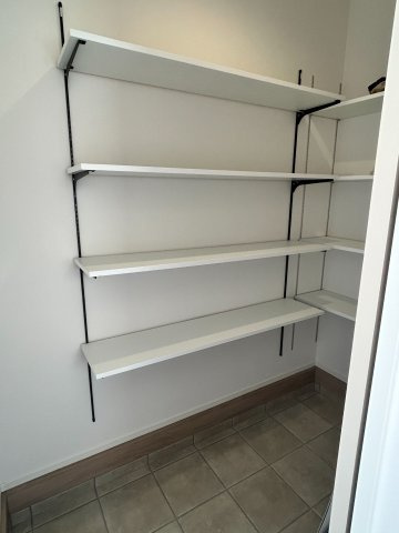 あと1邸【秀光ビルド】刈谷市東刈谷駅南　野田町新上納　１号棟の収納|１号棟　玄関の扉を開けると大型シューズBoxと洗面所へと続く扉があります。