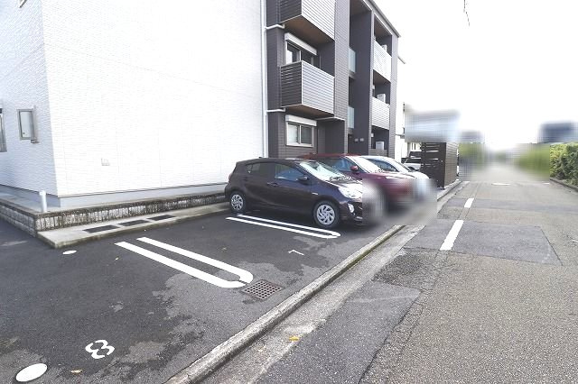 シャーメゾン パン トロワの駐車場