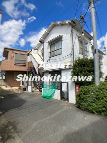 世田谷区大原１丁目のアパートのエントランス