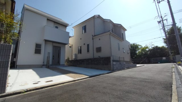 神戸市垂水区塩屋町　新築戸建ての前面道路含む現地写真