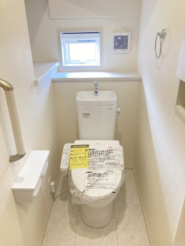 ブルーミングガーデン前橋市女屋町　５号棟のトイレ|【イメージ画像】1階トイレです。清潔感のある白を基調としています。
温水洗浄・便座暖房機能の付いた快適なトイレです☆
