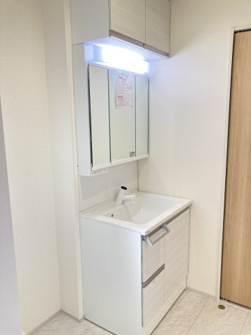 ブルーミングガーデン前橋市女屋町　５号棟の独立洗面台|【イメージ画像】シャワー水栓付き洗面台で朝の身支度もバッチリです！
洗面台には収納スペースもあり洗面室もすっきり片付きますよ！