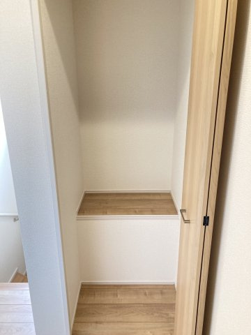 ブルーミングガーデン前橋市女屋町　５号棟の収納|【イメージ画像】１階廊下収納付き！