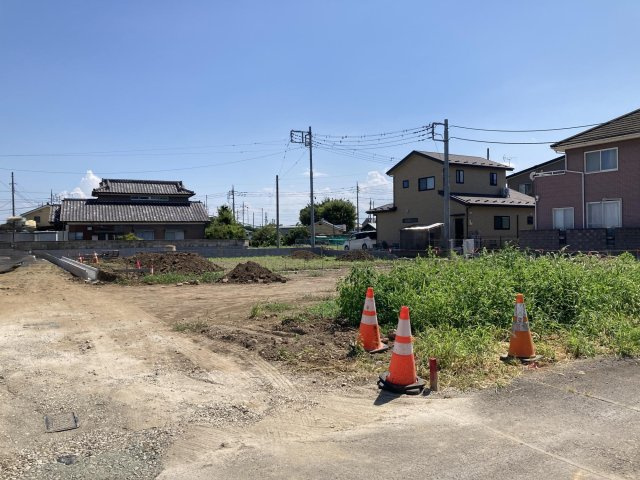 ブルーミングガーデン前橋市女屋町　５号棟の前面道路含む現地写真|現地写真です。前面道路も広々して開放的な立地です。