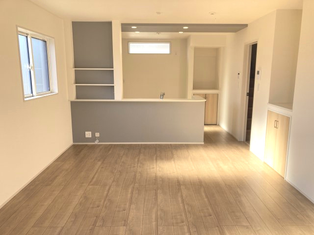 ブルーミングガーデン前橋市女屋町　５号棟の居間・リビング|【イメージ画像】折り上げ天井の18帖のおしゃれなリビング♪人気の対面式キッチンを配した空間はお好みの家具も合わせやすく、家族がくつろぐ快適な空間造りをサポート。窓からは明るい陽光が差し込みます。