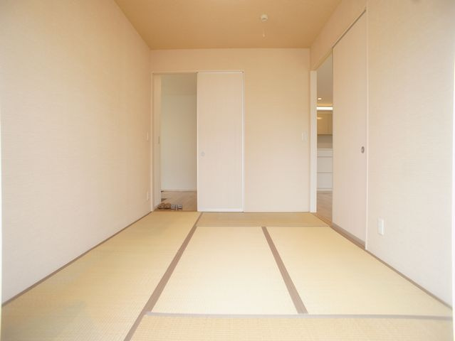 【和室】 | 千渡中古住宅2550 | 1階6畳和室、日当たり良好です♪