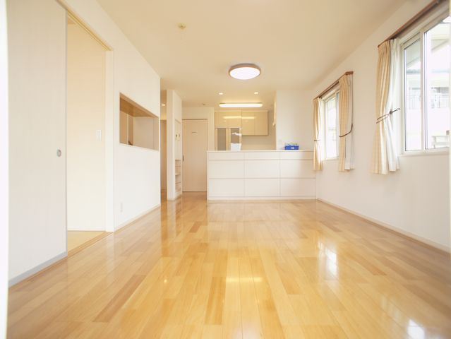 【居間・リビング】 | 千渡中古住宅2550 | 家族が集まるLDKは17.5帖、快適に過ごせるエアコン付きです♪
