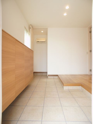 【玄関】 | 千渡中古住宅2550 | 開放感のある玄関☆シューズボックスが付いています♪