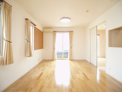 【居間・リビング】 | 千渡中古住宅2550 | 快適に過ごせるエアコン付きです♪