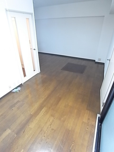 尼崎市南武庫之荘７丁目のアパートの居間・リビング