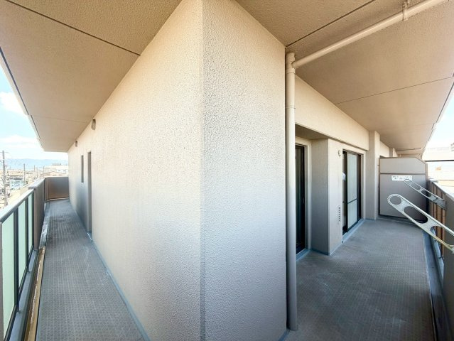 ユニハイム北田辺アクロスのバルコニー|二方向に広がるゆとりあるバルコニー。洗濯物を干すスペースもしっかり確保されています◎