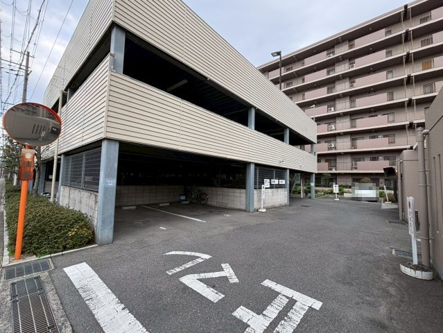 ユニハイム北田辺アクロスの駐車場|門扉付きの専用ポーチを設置。共用廊下から玄関まで距離があり、プライバシーにも配慮されています◎