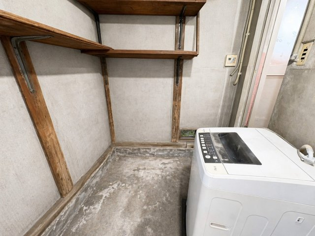 平野区加美北1丁目のランドリースペース|室内にゆとりのある洗濯スペース。棚付きで洗剤やタオルの収納もできます◎