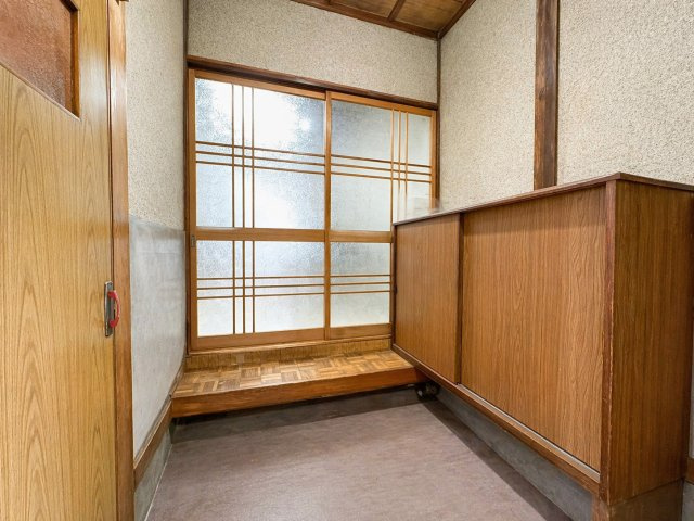 平野区加美北1丁目の玄関|木の温もりを感じる落ち着いた玄関。しっかりとした収納付きで、家族分の靴もすっきり収まります♪