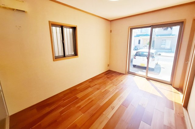 堺市南区大森の洋室|洋室1：大きな掃き出し窓のある2面採光で開放的なお部屋です。