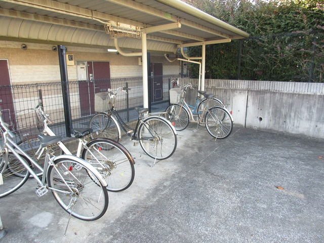 敷地内に二か所の駐輪場（屋根付き）