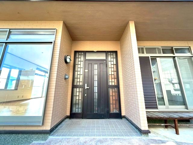 西脇市黒田庄町岡　中古戸建のエントランス