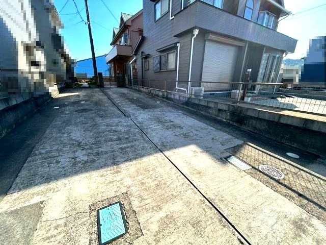 西脇市黒田庄町岡　中古戸建の駐車場