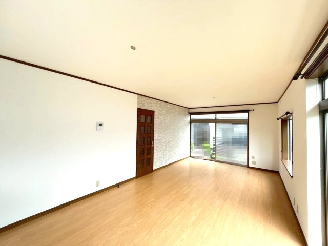 西脇市黒田庄町岡　中古戸建の居間・リビング