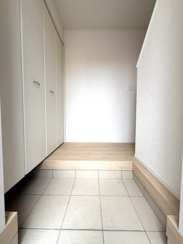 沼津市西間門第１０　全3棟　１号棟の玄関|玄関ドアをあけると白を基調とした空間が広がります。