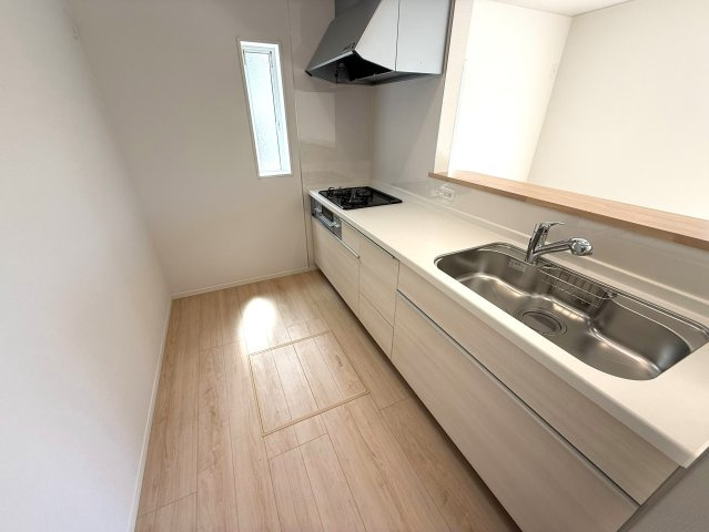 沼津市西間門第１０　全3棟　１号棟のキッチン|収納豊富なシステムキッチン。限られたスペースを有効活用できる床下収納もございます。